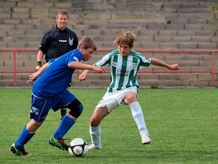 Jakub Grohmann se snaží odebrat míč soupeři