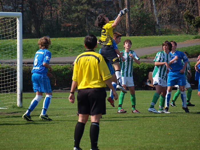 Golman Jakub Kondelík vyboxováním míče odvrátil nebezpečí od svojí svatyně