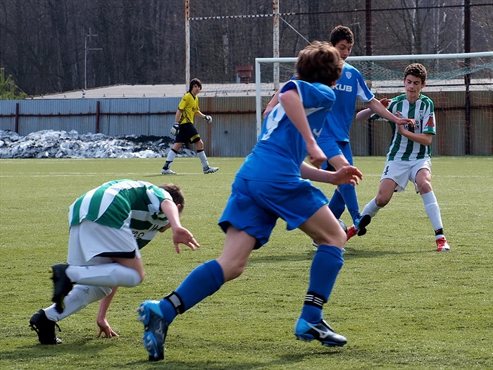 Jan Hořák a padající Tomáš Přibyl v obranném zákroku