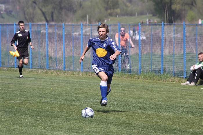 Michal Hubínek peláší k brance