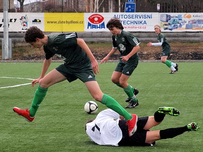 Jan Hořák přeskakuje bránícího Bendu z Admiry