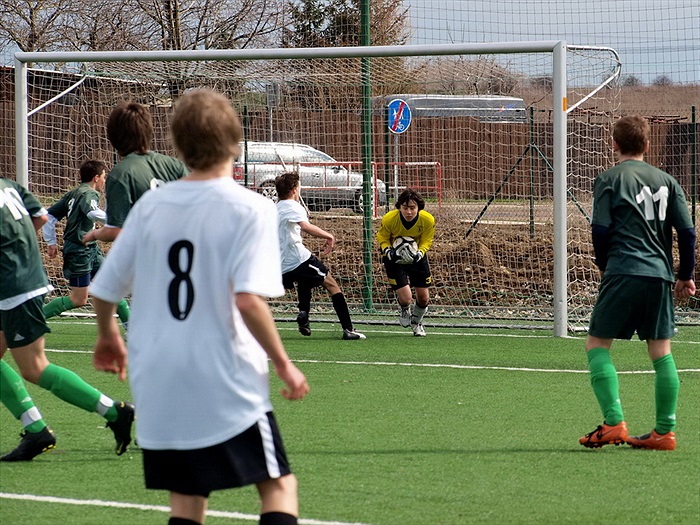 Míč končí v náruči našeho brankáře Jakuba Kondelíka