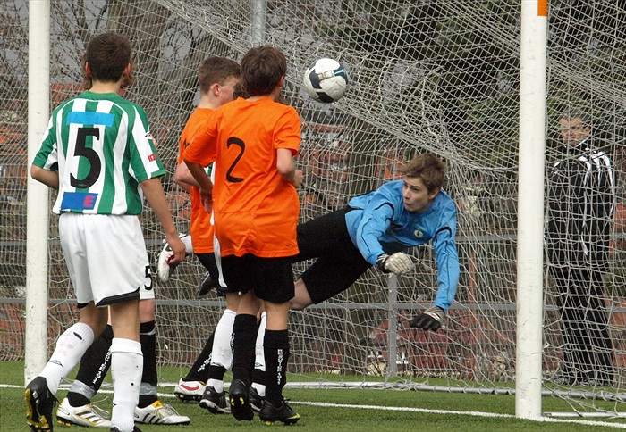 Druhý gól v naší síti. Snaha brankáře Bartůňka byla marná.