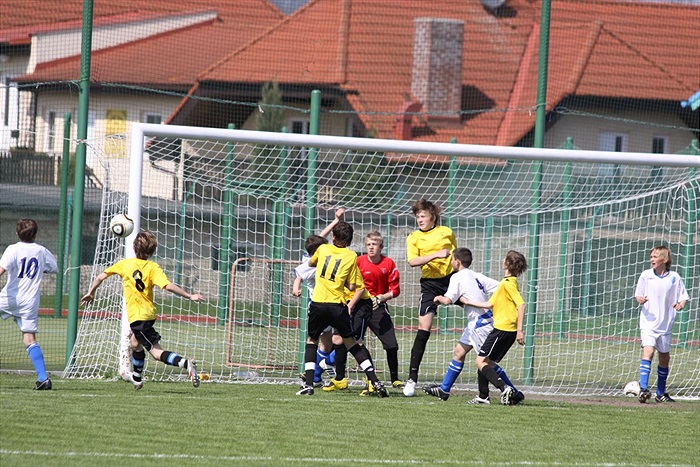 Tentokráte míč přeletěl nebezpečně kolem naší branky