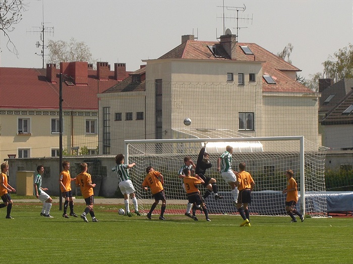 S naším rohovým kopem si brankář Boleslavi poradil