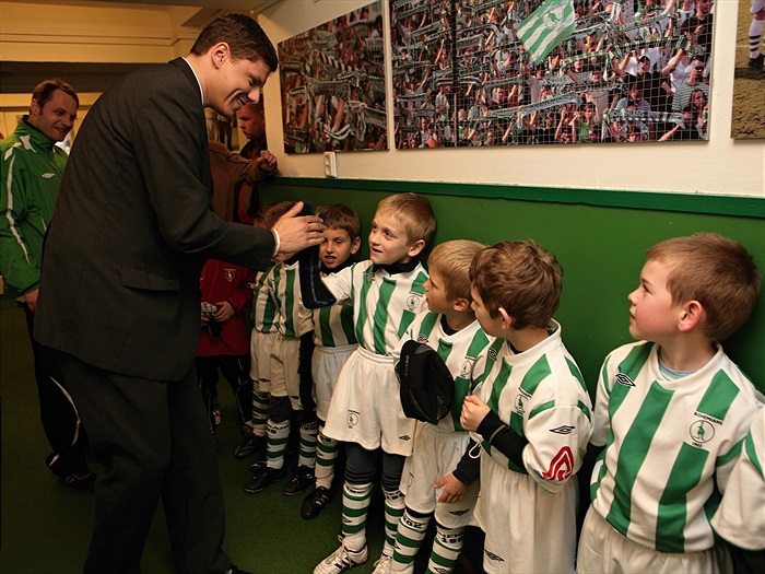 Přípravka 2003 se zdraví s ředitelem klubu
