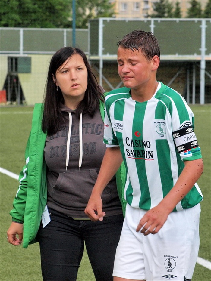 Utkání nedohrál ani kapitán Dominik Kostka. Verdikt lékařů: Natažené vnitřní vazy v koleně a zablokované koleno