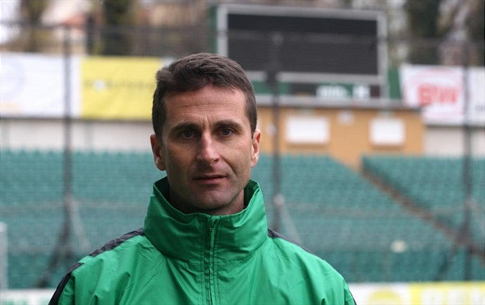 Michal Zach v pozadí s kotlem.