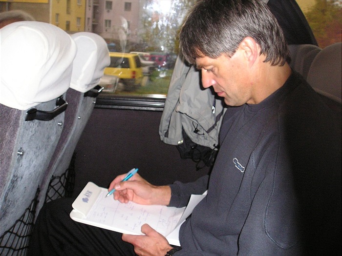 Trenér Vladimír Hruška na cestě do Vítkovic (Vítkovice - Bohemians, podzim 2004)