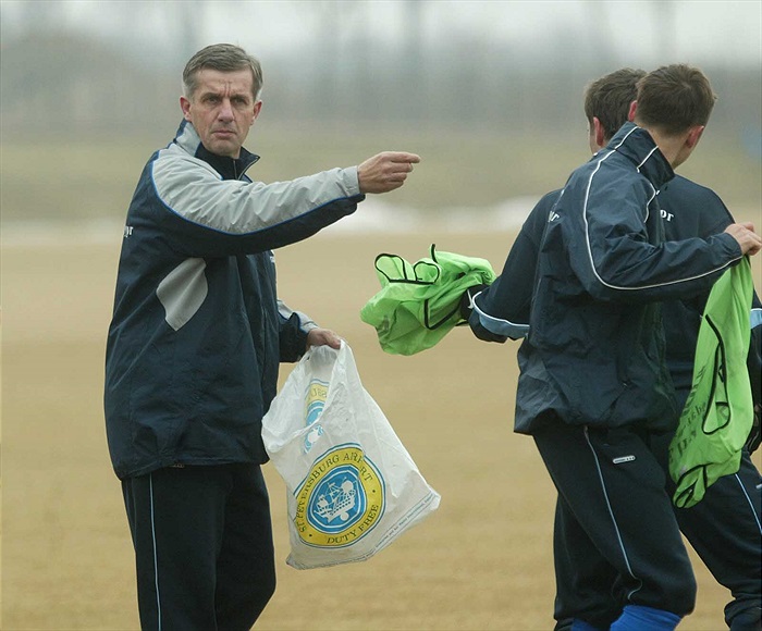 Trenér Borovička udílí pokyny