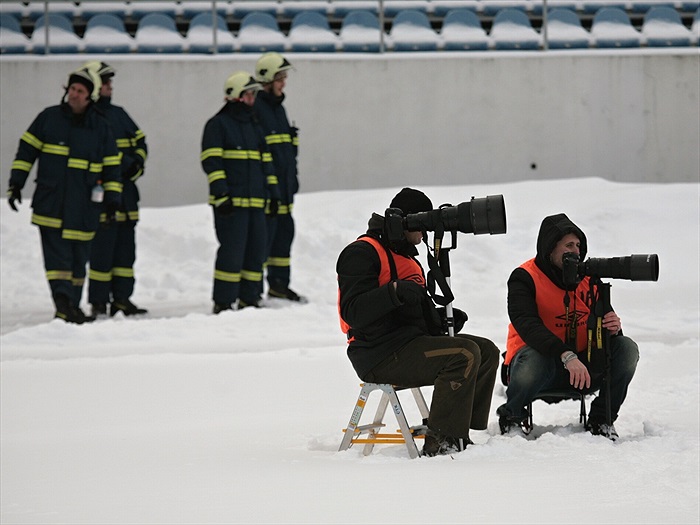 Zástupvi médií zapadaní sněhem
