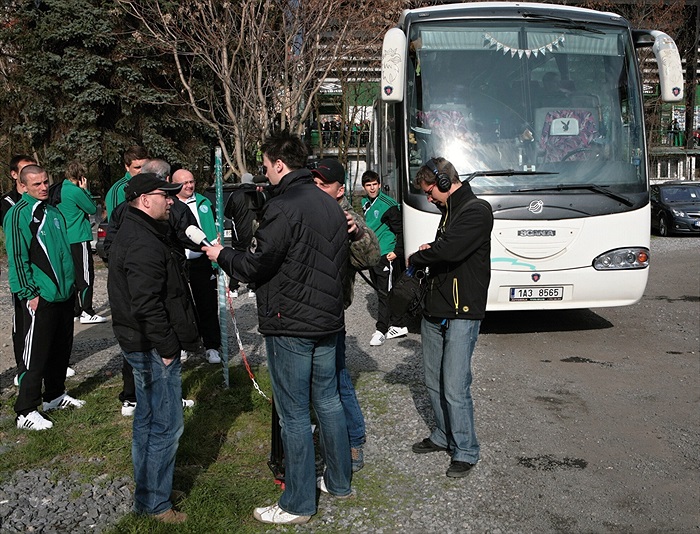 Odjezd divadla, vrchní divadelník vypráví médiím další pohádku.