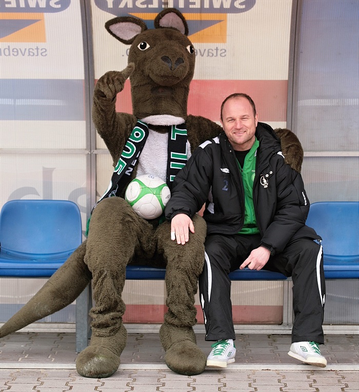 Pavel Hoftych před zápasem s maskotem, zatím s úsměvem