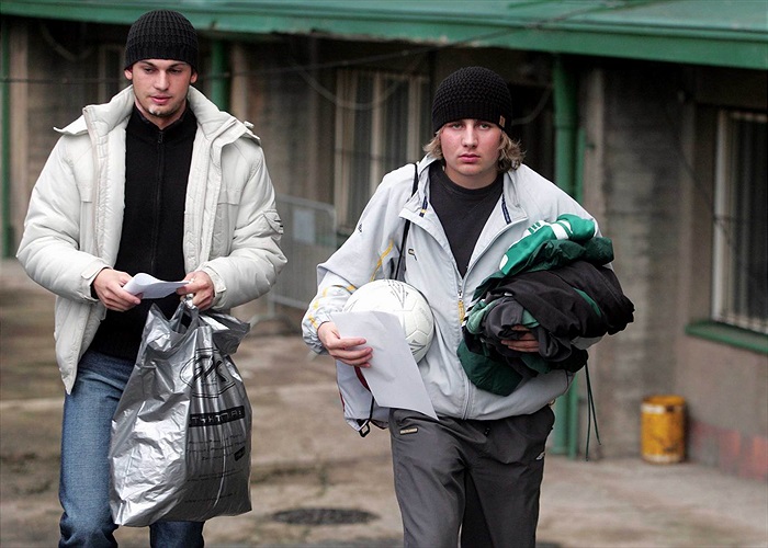 David Vyskočil (vlevo) a Zdeněk Vaňous si ze stadiónu odnášejí věci na trénink. Hráči se budou připravovat individuálně (21. ledna 2005).