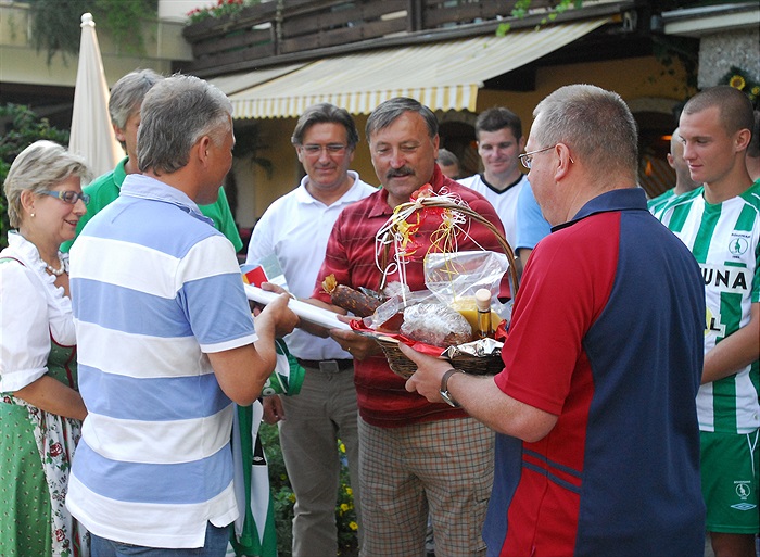 Prezidenta Bohemians 1905 Antonína Panenku srdečně vítal starosta obce.
