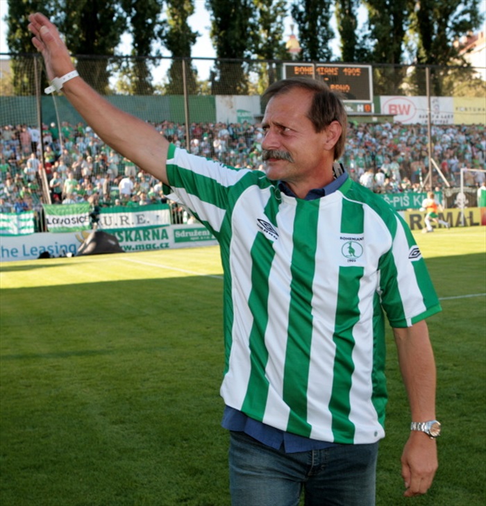 Dojatý Petr Janečka.