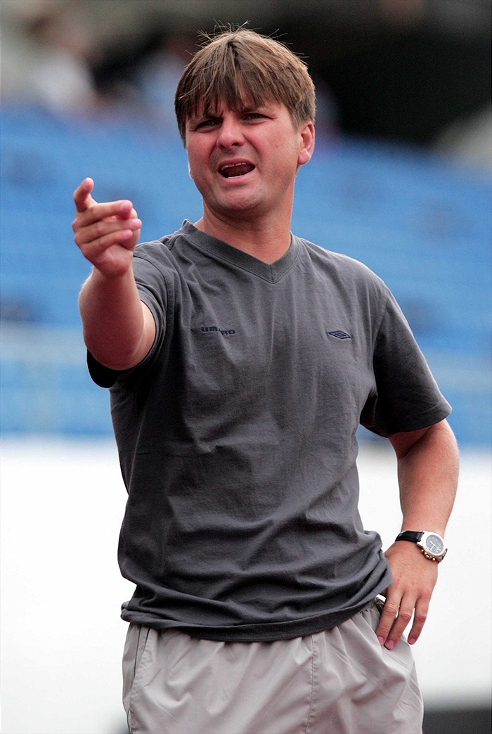 Dušan Uhrin udílí pokyny (podzim 2004)