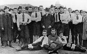 Vršovičtí fotbalisté v roce 1903. Jedním z historických “mýtů“ díky místu pořízení této fotografie je, že Vršovičtí měli „domácí“ hřiště na tzv. Šifneráku. Vršovičtí zde sice určitě mnohokrát hráli, ale nikdy tam nebyli doma.