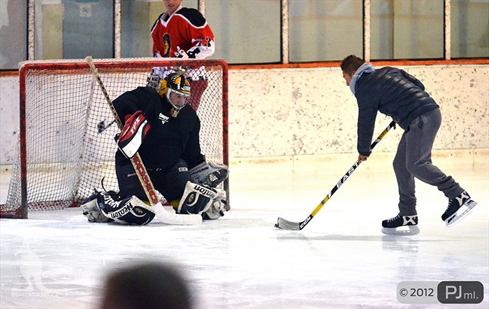 Hokejovou odvětu vyhráli mladí 9:6 - 2012