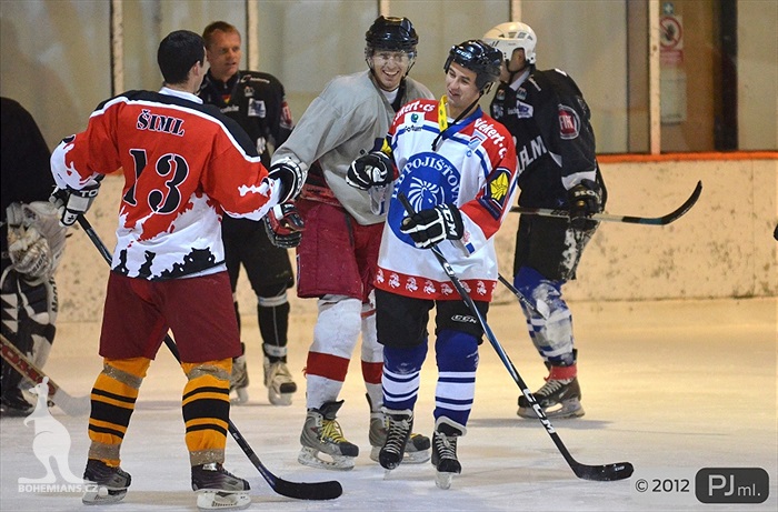 Hokejovou odvětu vyhráli mladí 9:6 - 2012