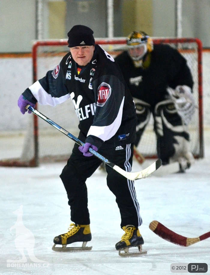 Hokejovou odvětu vyhráli mladí 9:6 - 2012