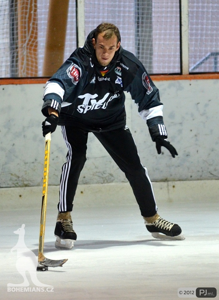 Hokejovou odvětu vyhráli mladí 9:6 - 2012