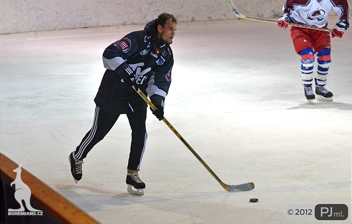 Hokejovou odvětu vyhráli mladí 9:6 - 2012