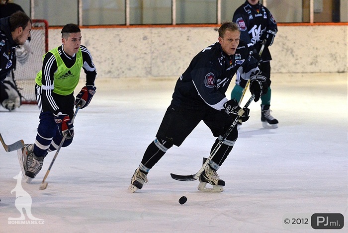 Hokejovou odvětu vyhráli mladí 9:6 - 2012