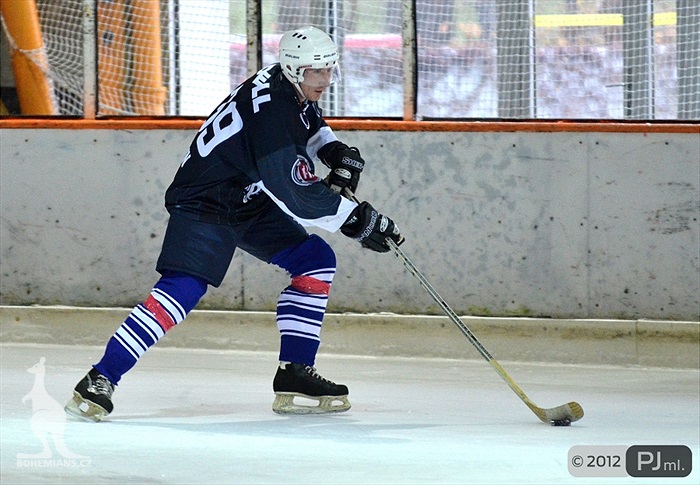 Hokejovou odvětu vyhráli mladí 9:6 - 2012
