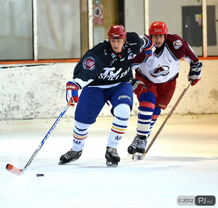 Hokejovou odvětu vyhráli mladí 9:6 - 2012