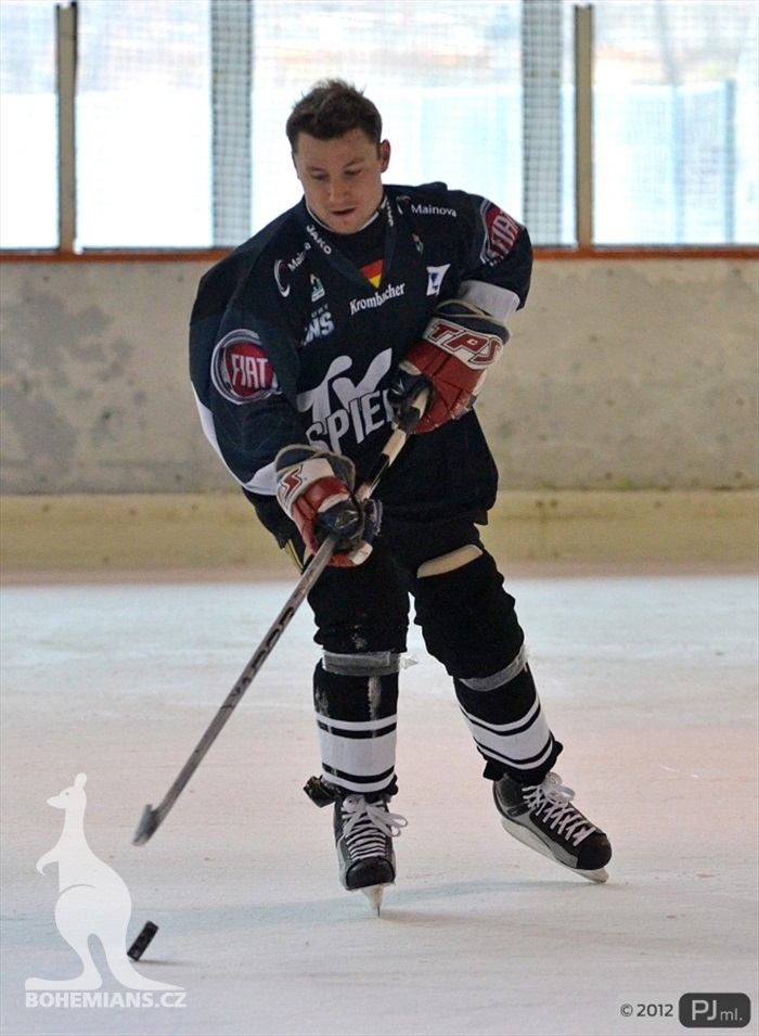 Hokejovou odvětu vyhráli mladí 9:6 - 2012