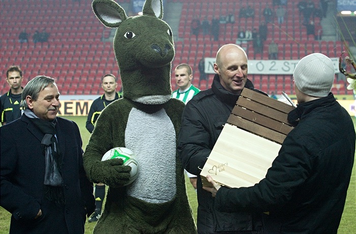Předání darů oslavenci. Bývalý hráč Bohemians Karel Rada měl 40. narozeniny.