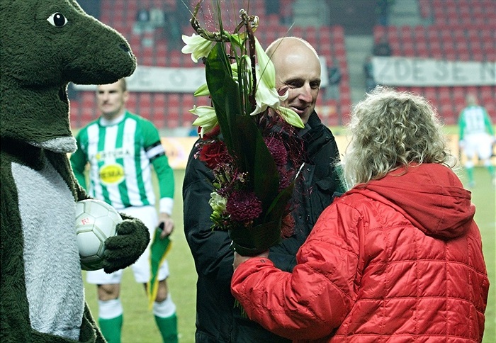 Předání darů oslavenci. Bývalý hráč Bohemians Karel Rada měl 40. narozeniny.