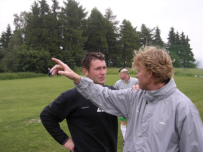 "Tam je Praha, ale tam se jen tak nevrátíte," oznamoval trenér Busta gólmanovi Charvátovi. Soustředění bylo v polovině.