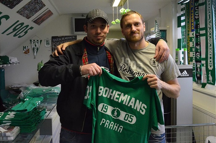 Martin Kolář prodával ve fanshopu