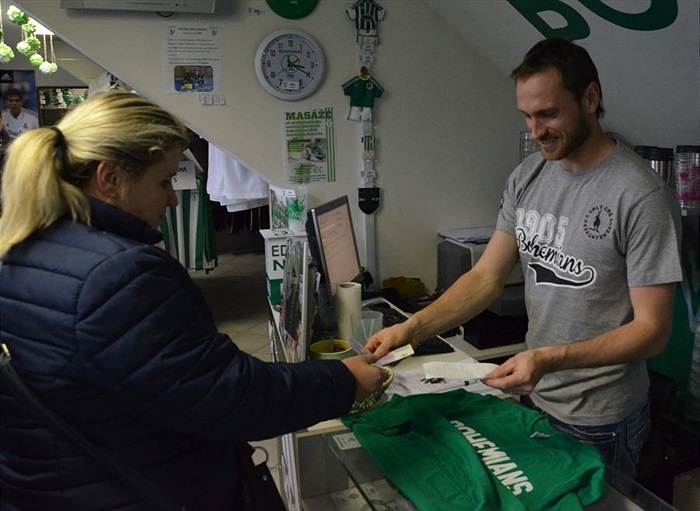 Martin Kolář prodával ve fanshopu