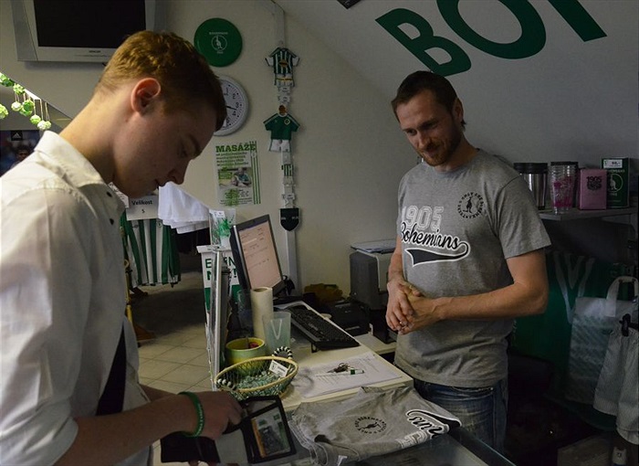 Martin Kolář prodával ve fanshopu