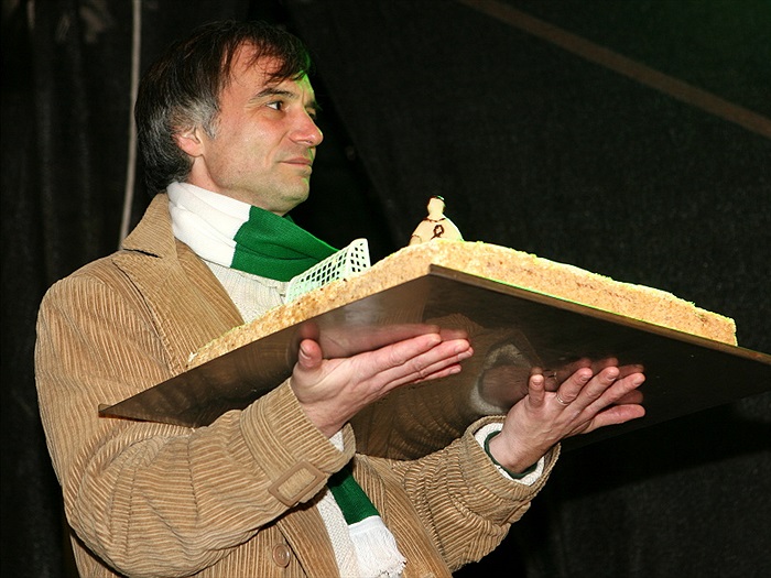 Ivan Trojan předává dort oslavenci.