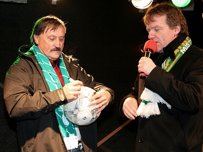 Tonda Panenka podepisuje míč a za chvilku ho kopne do publika.