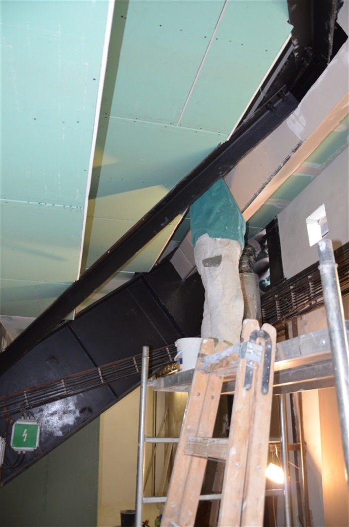 Průběh výstavby nové kotelny pro vyhřívaný trávník