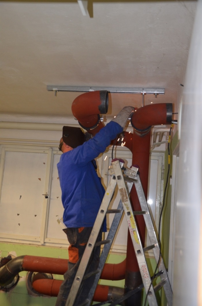 Průběh výstavby nové kotelny pro vyhřívaný trávník