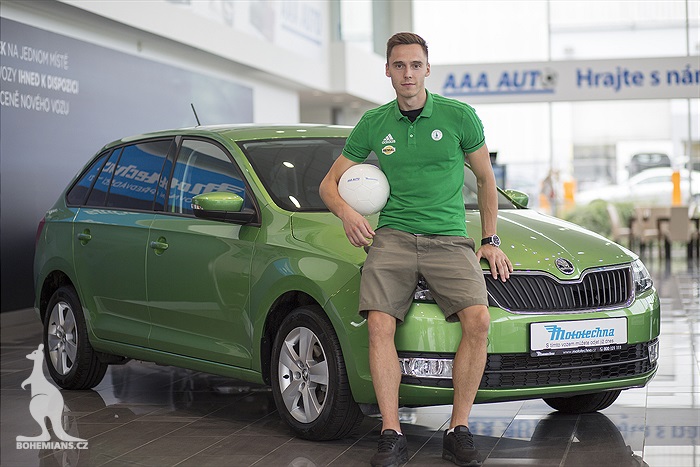 Siim Luts přebírá zánovní automobil od AAA AUTO