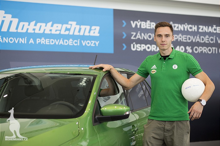 Siim Luts přebírá zánovní automobil od AAA AUTO