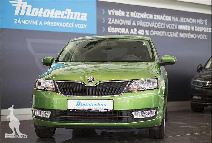 Siim Luts přebírá zánovní automobil od AAA AUTO