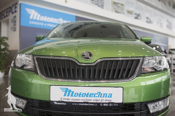 Siim Luts přebírá zánovní automobil od AAA AUTO