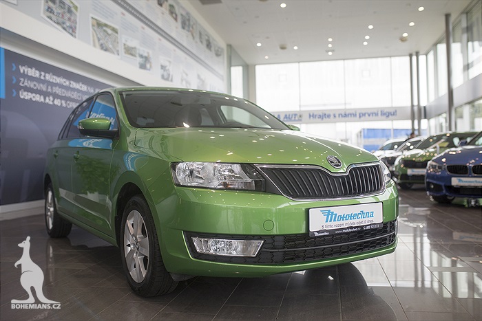 Siim Luts přebírá zánovní automobil od AAA AUTO