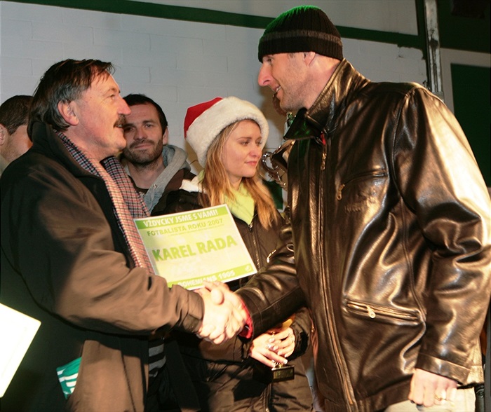 Prezident Panenka blahopřeje Karlu Radovi.