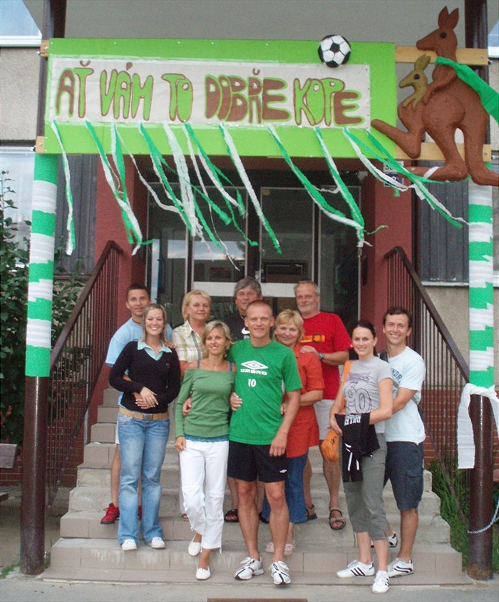 Celá rodina u stylově vyzdobeného vchodu.