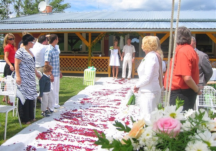 Chystá se obřad. Už jdou koně, naše koně, koně zelený...