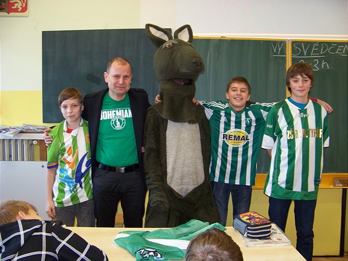 Klokan předává pololetní vysvědčení